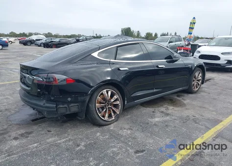 2013 Tesla Model S z USA, uszkodzony, nr VIN 5YJSA1DN0DFP12081
